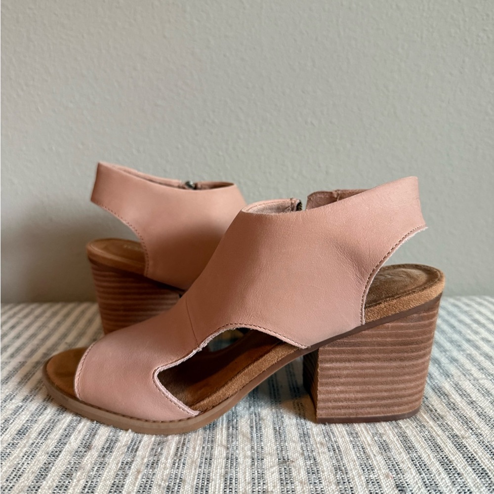 NWOB TOMS TAN/BLUSH BLOCK HEEL SANDAL